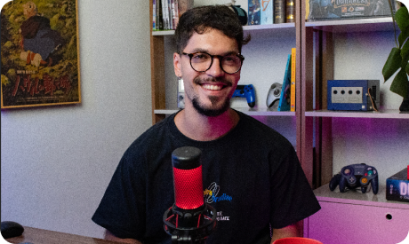 Davi Baptixta sorrindo com um microfone na sua frente