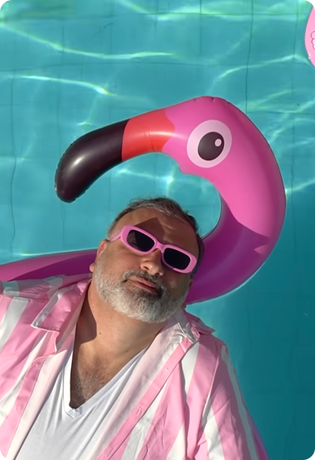 Christian Dunker vestido de rosa boiando numa piscina